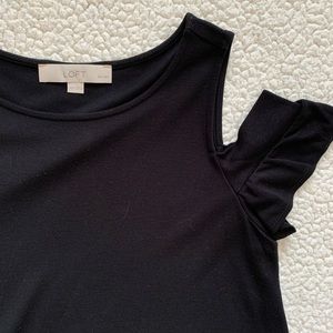 LOFT cold shoulder, ruffle sleeve t-shirt, XSP
